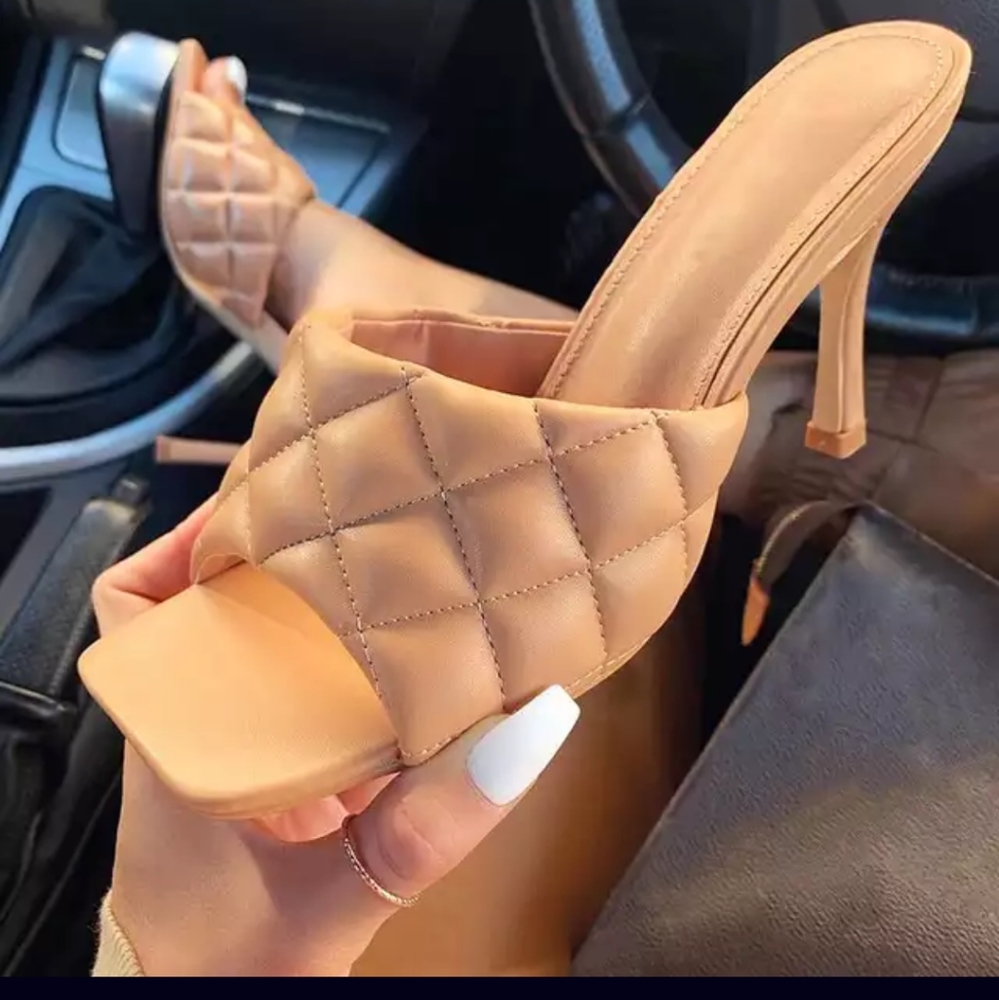 Sold !Deleventh square toe heels fashion forward